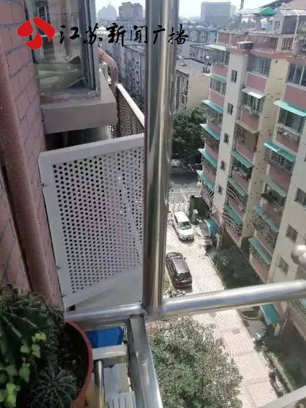 再现添堵!南京一小区沿街改造后 空调外机被“封死” 再现添堵!南京一小区沿街改造后 空调外机被“封死”