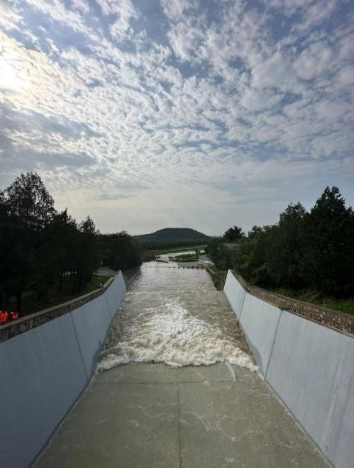 十三陵水库已提闸，怀柔水库泄洪仍继续