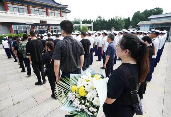 他本打算,10天后休假,回老家看看爸妈…… 他本打算,10天后休假,回老家看看爸妈……