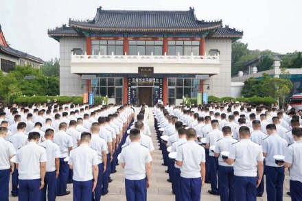 市民自发送别北京牺牲消防员冯振烈士