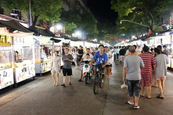 浙江一地设托管班，免费为夜市摊主带娃