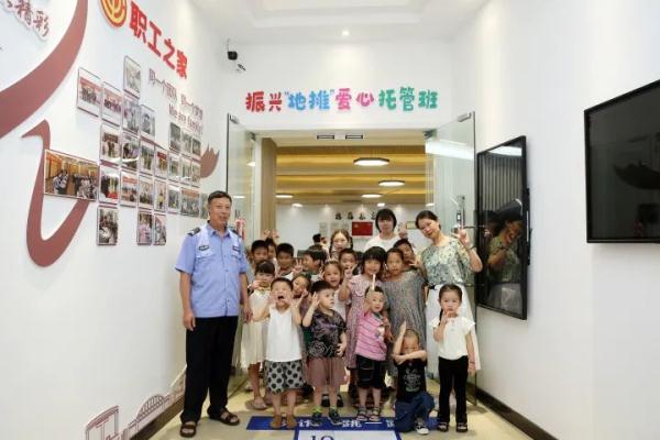 浙江一地设托管班，免费为夜市摊主带娃
