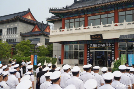 送别90后牺牲消防员冯振