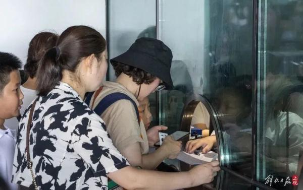 研学营不能进上海天文馆了？有家长称被退单；抢票太难，馆方：可以“捡漏”