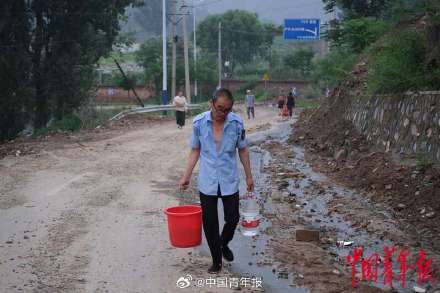 洪水中的北京门头沟乡村:部分道路中断,村民步行一公里取水 洪水中的北京门头沟乡村:部分道路中断,村民步行一公里取水