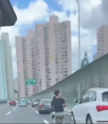 太危险!有人在上海内环高架骑行共享单车,警方通报 太危险!有人在上海内环高架骑行共享单车,警方通报