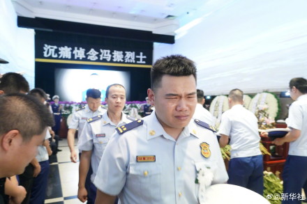 送别90后牺牲消防员冯振