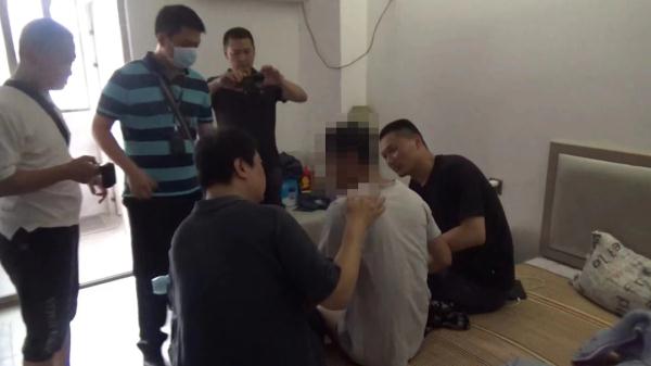 沪一出租车司机被杀害于驾驶室内，凶手21年后落网！