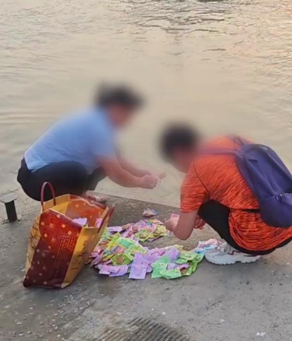 太奇葩！有人往河里“放生”鱼豆腐……