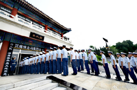 含泪送别冯振烈士