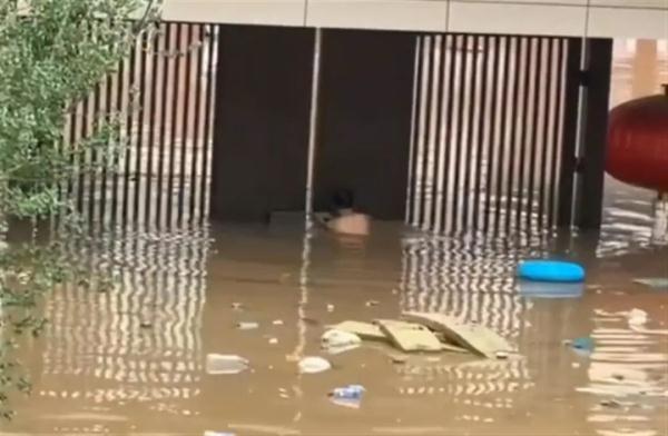 他从二楼跳入污水中！这一幕刷屏