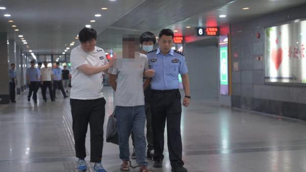 沪一出租车司机被杀害于驾驶室内，凶手21年后落网！