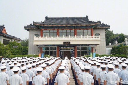 送别90后牺牲消防员冯振