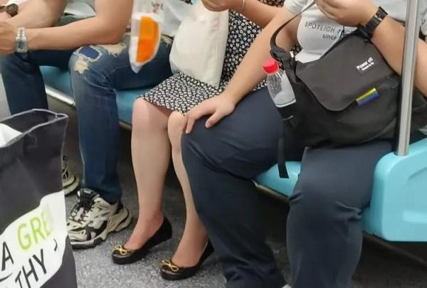 吵上过热搜！上海地铁到底能不能喝水？