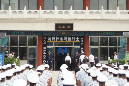 送别90后牺牲消防员冯振