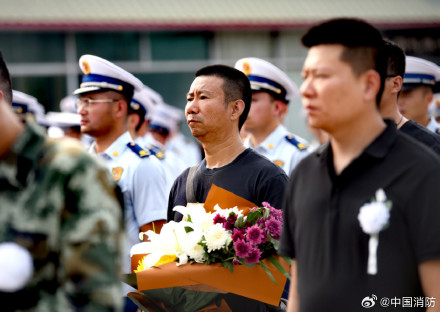 含泪送别冯振烈士