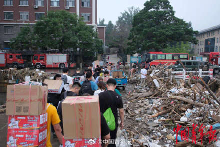 洪水中的北京门头沟乡村:部分道路中断,村民步行一公里取水 洪水中的北京门头沟乡村:部分道路中断,村民步行一公里取水
