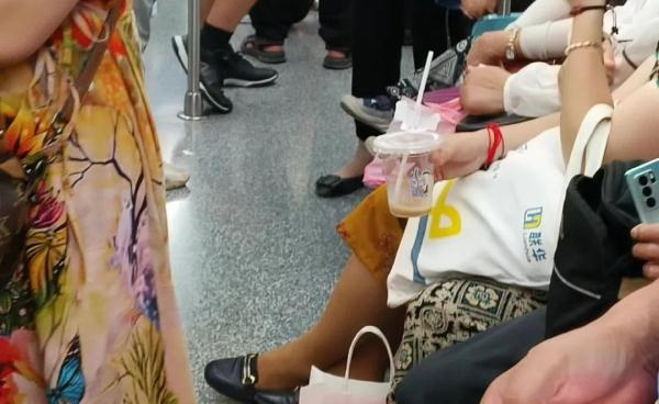 吵上过热搜！上海地铁到底能不能喝水？