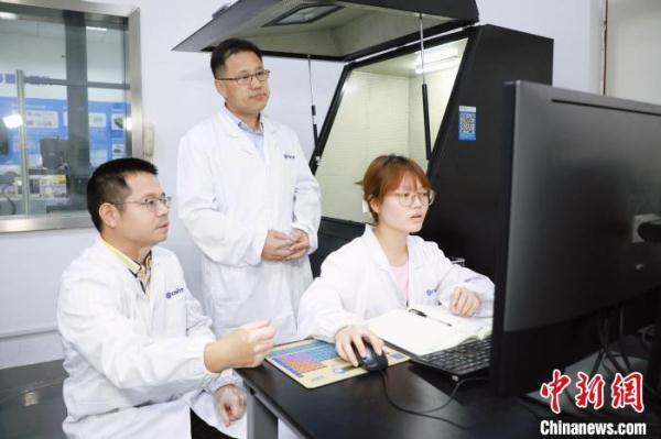 中国科学家研发弹性铁电材料：未来或可让手机柔软贴身