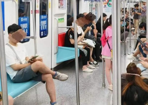 吵上过热搜！上海地铁到底能不能喝水？