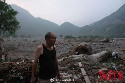 洪水中的北京门头沟乡村:部分道路中断,村民步行一公里取水 洪水中的北京门头沟乡村:部分道路中断,村民步行一公里取水