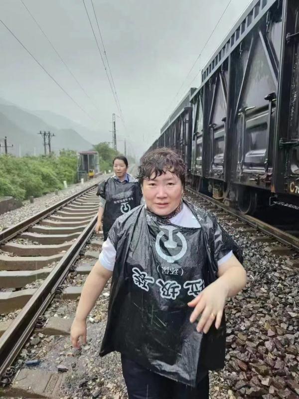披着垃圾袋“披荆斩棘”！专访Z180次列车长