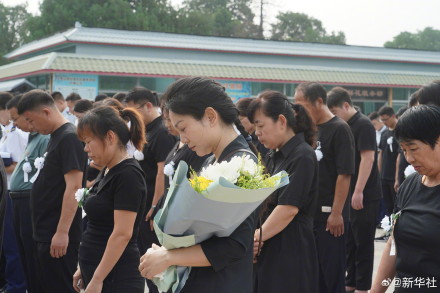 送别90后牺牲消防员冯振