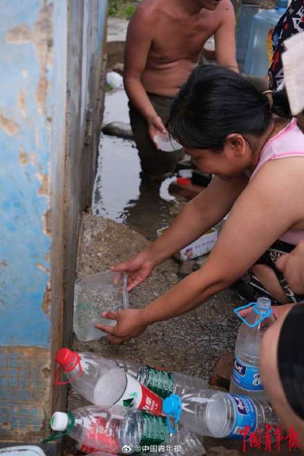 洪水中的北京门头沟乡村:部分道路中断,村民步行一公里取水 洪水中的北京门头沟乡村:部分道路中断,村民步行一公里取水