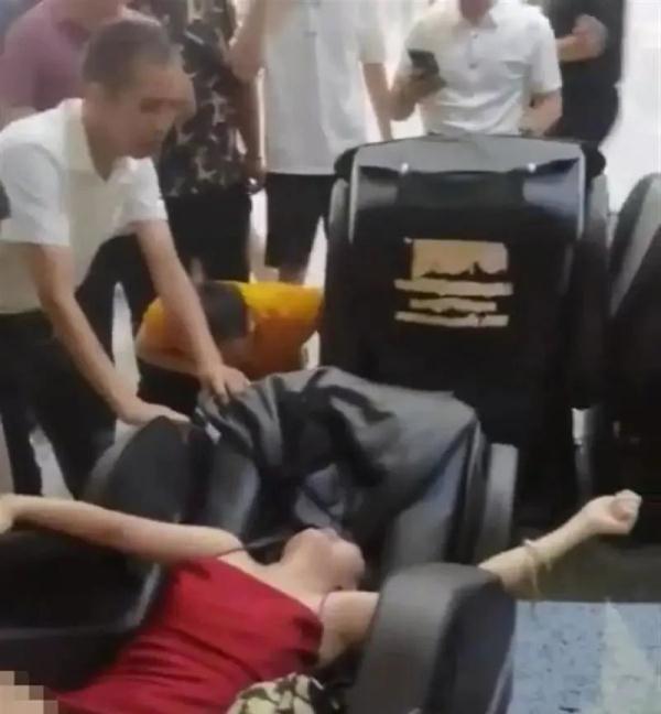一火车站突发！女子长发被卷入按摩椅