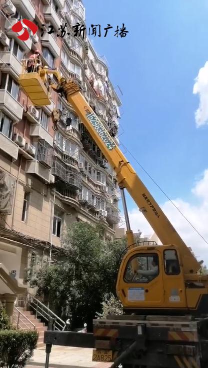 再现添堵!南京一小区沿街改造后 空调外机被“封死” 再现添堵!南京一小区沿街改造后 空调外机被“封死”