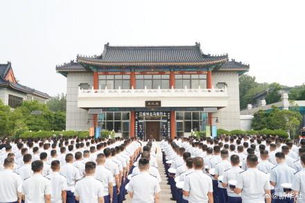 送别90后牺牲消防员冯振