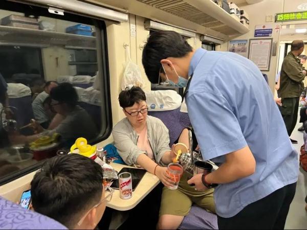 披着垃圾袋“披荆斩棘”！专访Z180次列车长