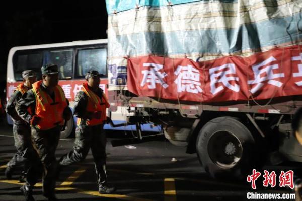 承德军分区组织应急力量驰援涿州