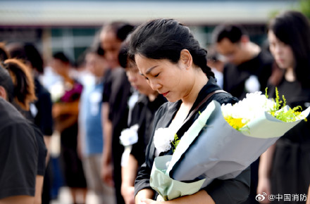 含泪送别冯振烈士