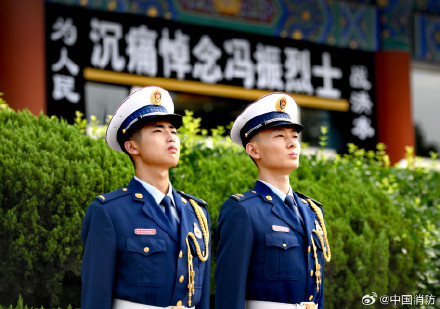 含泪送别冯振烈士