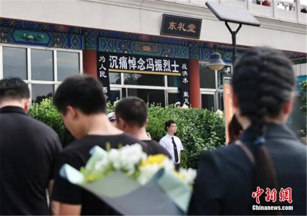 战友追忆冯振：“我被推到安全区，他却不见了……”