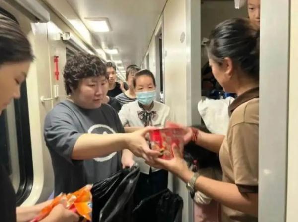 暴雨、饥饿、失联——Z180次列车的四天三夜“脱困记”