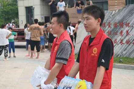 00后冲在了涿州抗洪一线