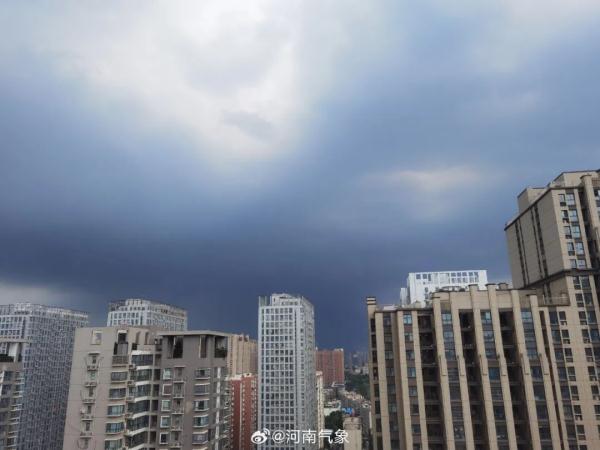 河南暴雨和强对流双预警齐发，多个航班备降、部分高速通行受影响→