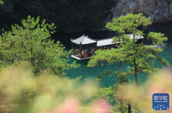 湖南张家界:亲水乐游宝峰湖 湖南张家界:亲水乐游宝峰湖
