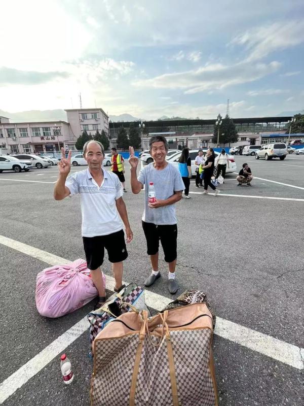 这个四等小站，来了一千多名旅客！
