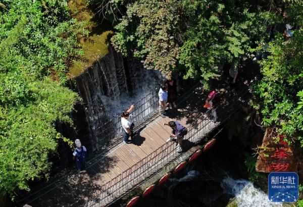 湖南张家界:亲水乐游宝峰湖 湖南张家界:亲水乐游宝峰湖