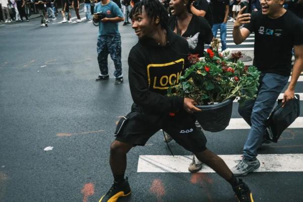 美国纽约突发大规模骚乱，65人被捕