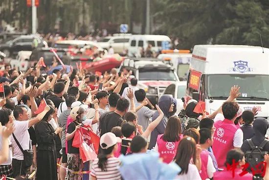 “感谢逆行英雄，一路平安！”