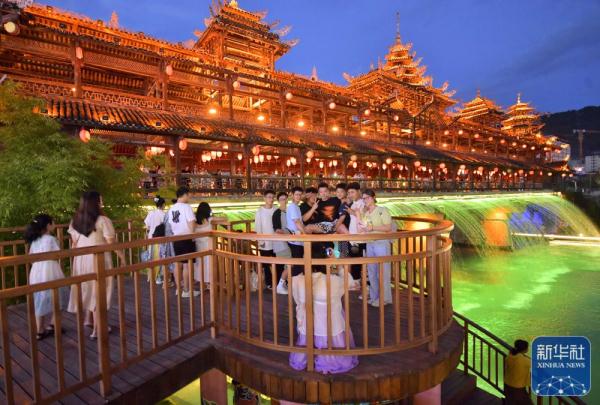 湖北宣恩：“水为媒”火了“夏夜游”