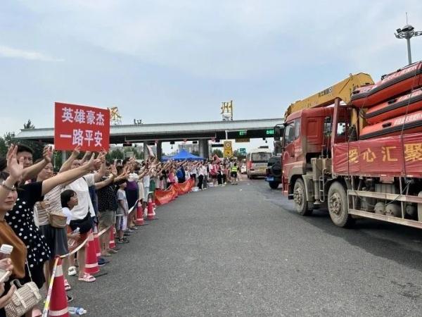 “感谢逆行英雄，一路平安！”
