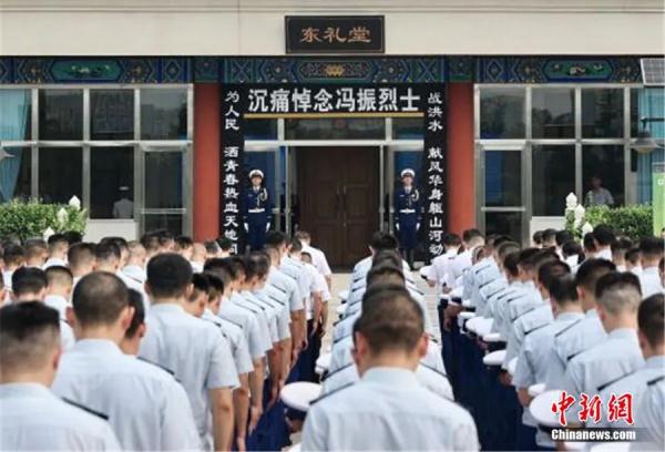 战友追忆冯振：“我被推到安全区，他却不见了……”