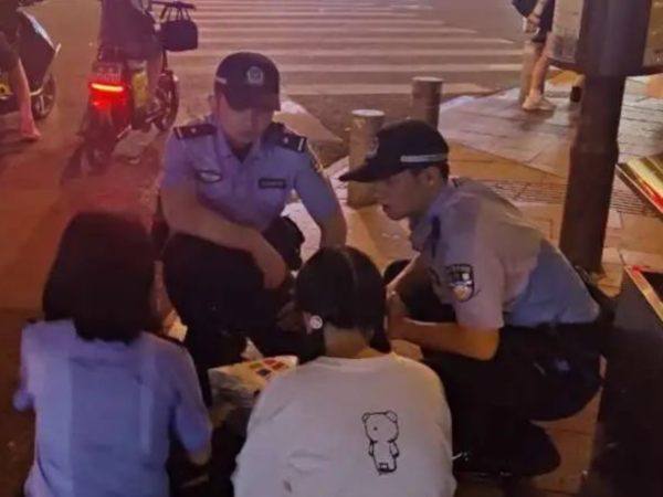 深夜,女警竟和女孩坐在路边聊起“二次元”?背后故事令人暖心…… 深夜,女警竟和女孩坐在路边聊起“二次元”?背后故事令人暖心……