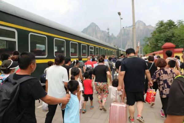 这个四等小站，来了一千多名旅客！