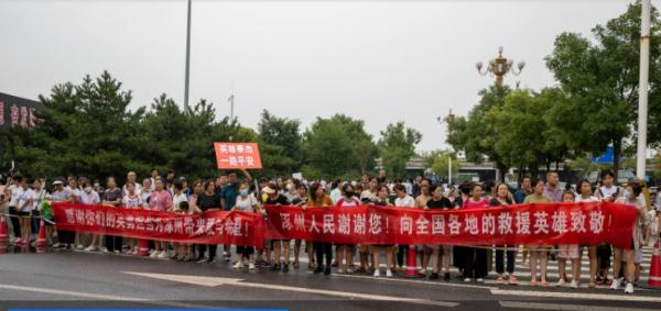 “感谢逆行英雄，一路平安！”